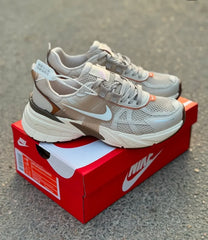 NIKE V2K RUN BEIGE BLANCO