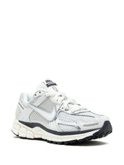 NIKE VOMERO GRIS/PLATEADO