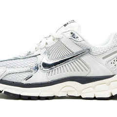 NIKE VOMERO GRIS/PLATEADO
