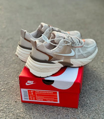 NIKE V2K RUN BEIGE BLANCO