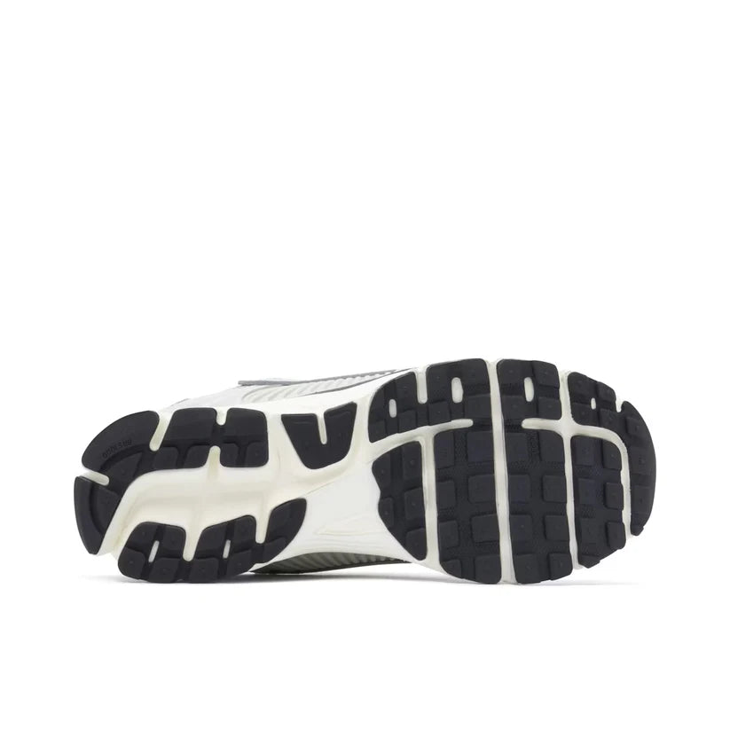 NIKE VOMERO GRIS/PLATEADO