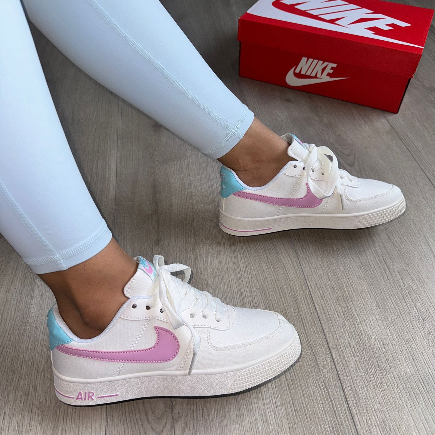 NIKE TABLITA BLANCO ROSA