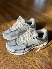 NIKE VOMERO GRIS/PLATEADO