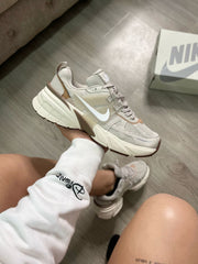 NIKE V2K RUN BEIGE BLANCO