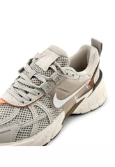 NIKE V2K RUN BEIGE BLANCO