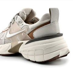NIKE V2K RUN BEIGE BLANCO