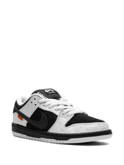 NIKE SB DUNK LOW TIGHTBOOTH