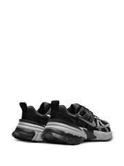NIKE V2K RUN NEGRO/PLATEADO
