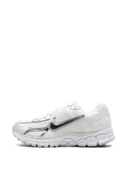 NIKE ZOOM VOMERO 5 BLANCO / PLATEADO