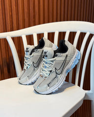NIKE ZOOM VOMERO 5 PLATEADO/AZUL