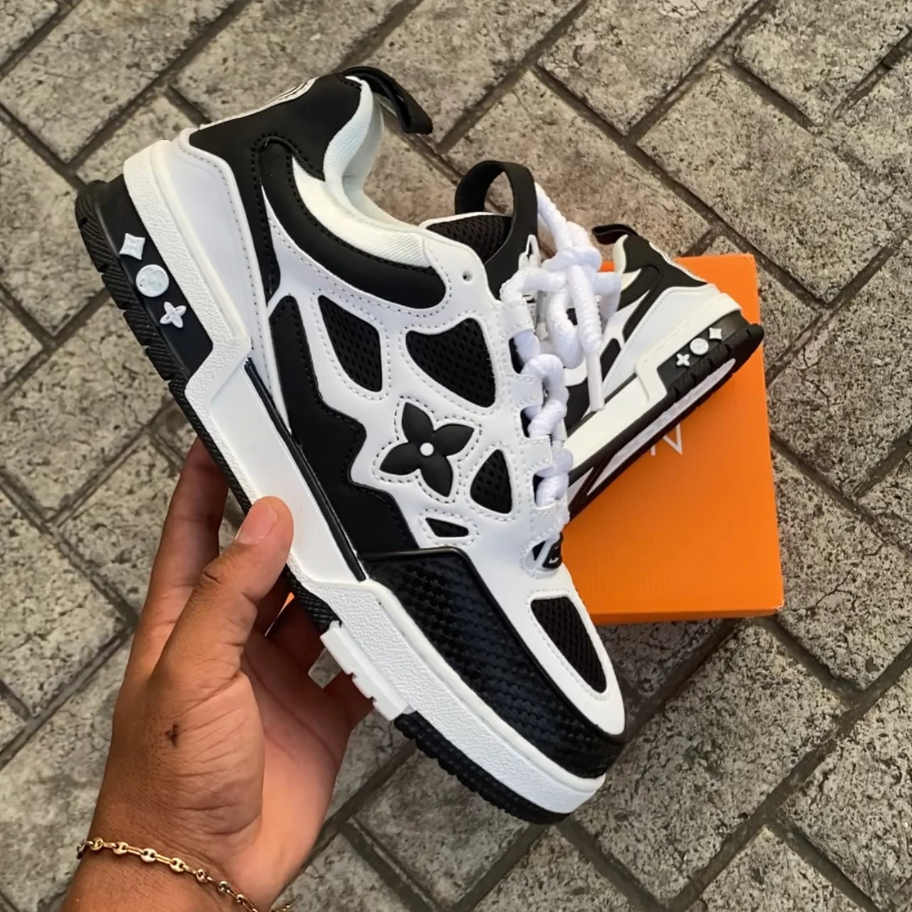 LOUIS VUITTON NEGRA BLANCA