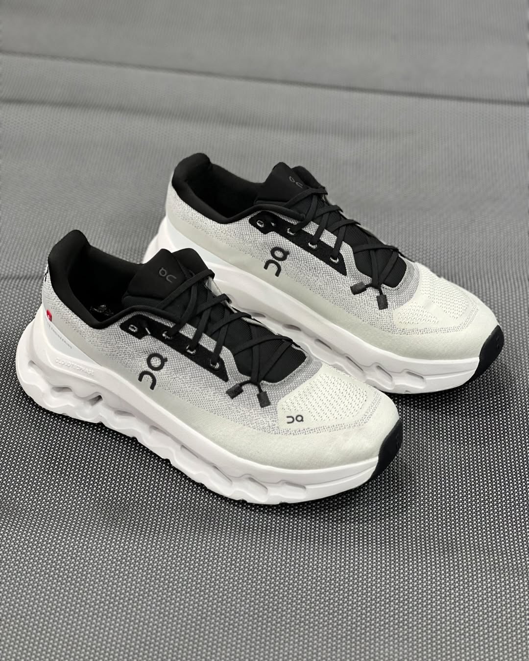 ON CLOUD RUNNING BLACK/IVORY