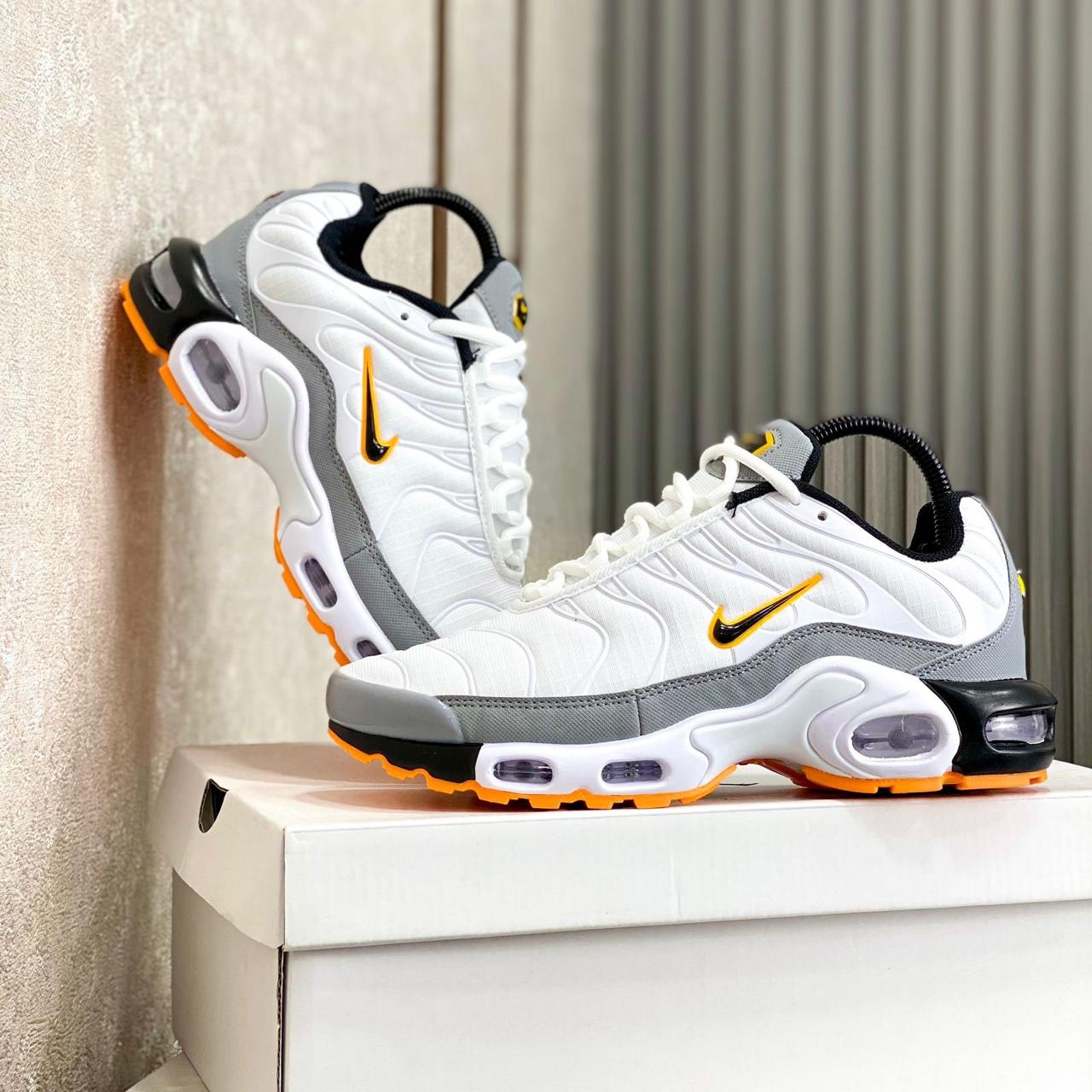 Nike tn blancas y doradas on sale