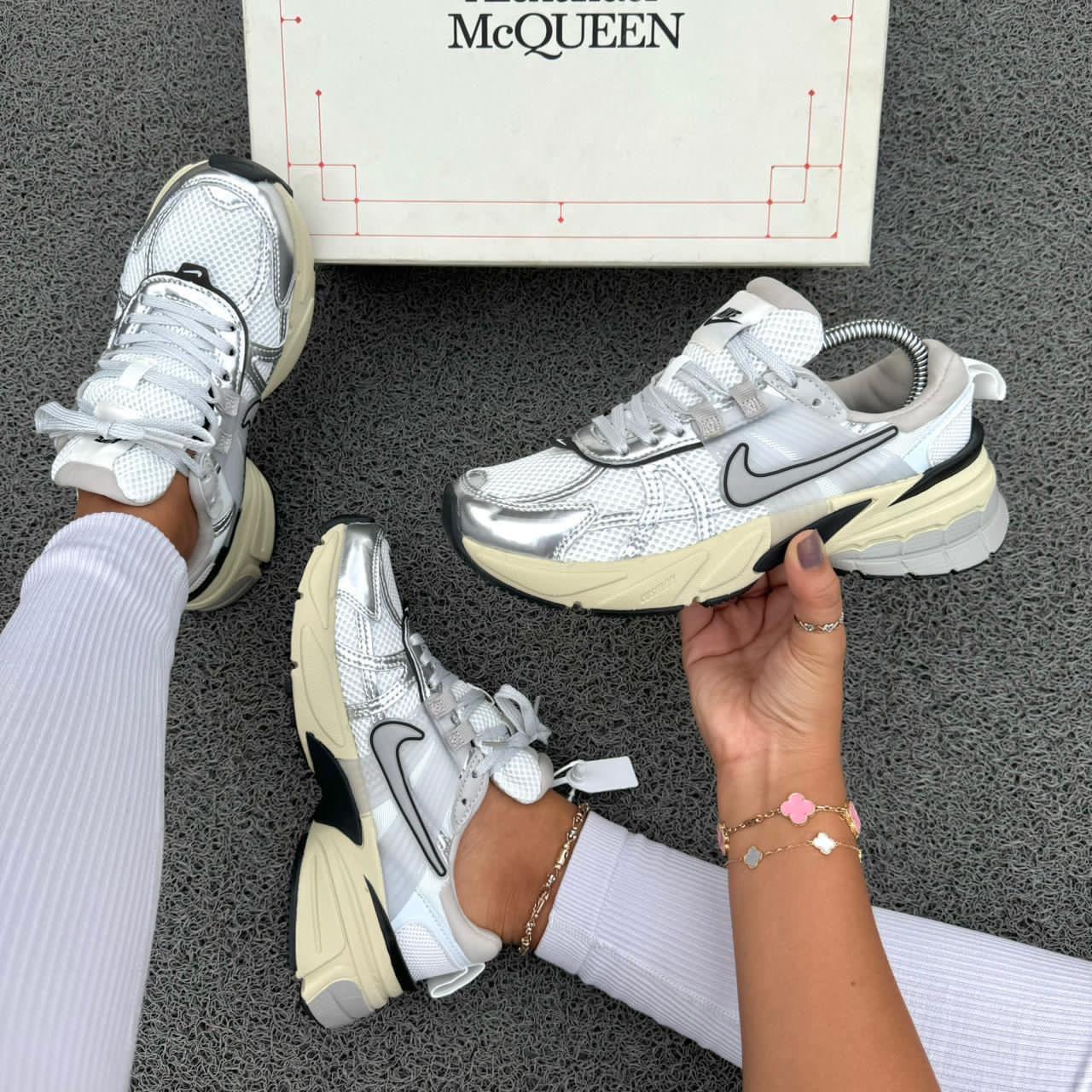 NIKE V2K BLANCA/PLATEADA