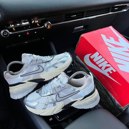 NIKE V2K BLANCA/PLATEADA