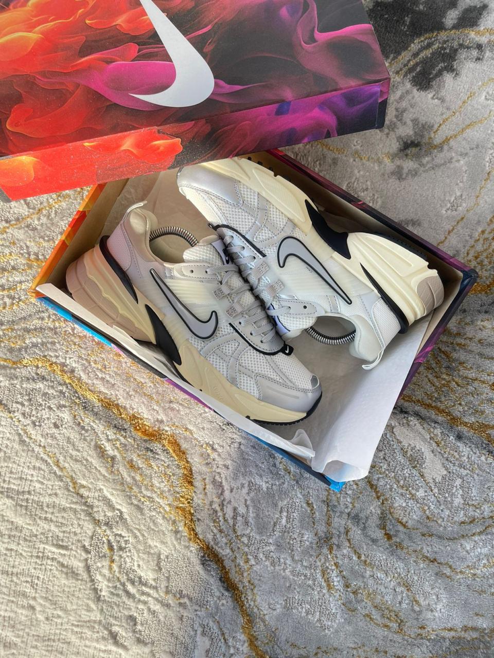 NIKE V2K BLANCA/PLATEADA