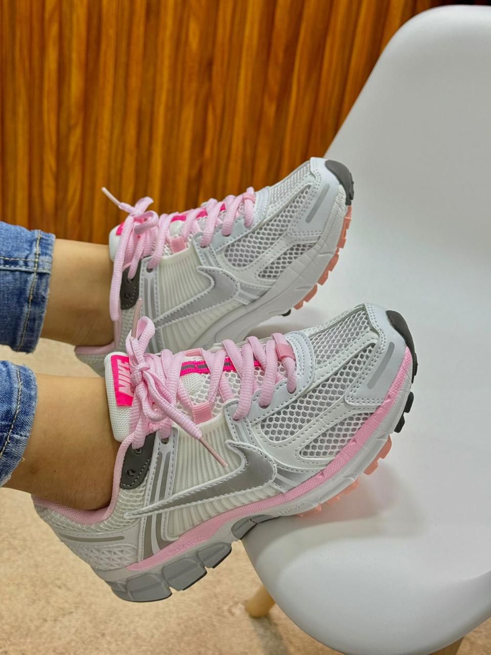 NIKE ZOOM VOMERO 5 BLANCO/ROSADO