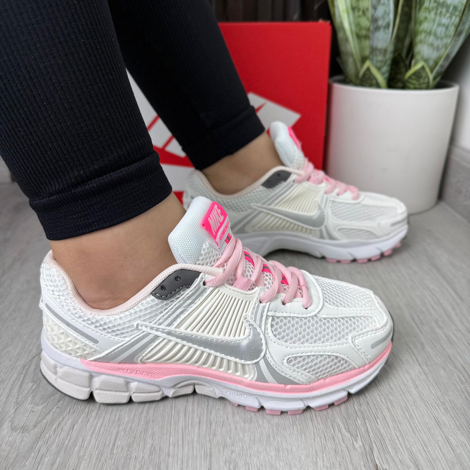 NIKE ZOOM VOMERO 5 BLANCO/ROSADO