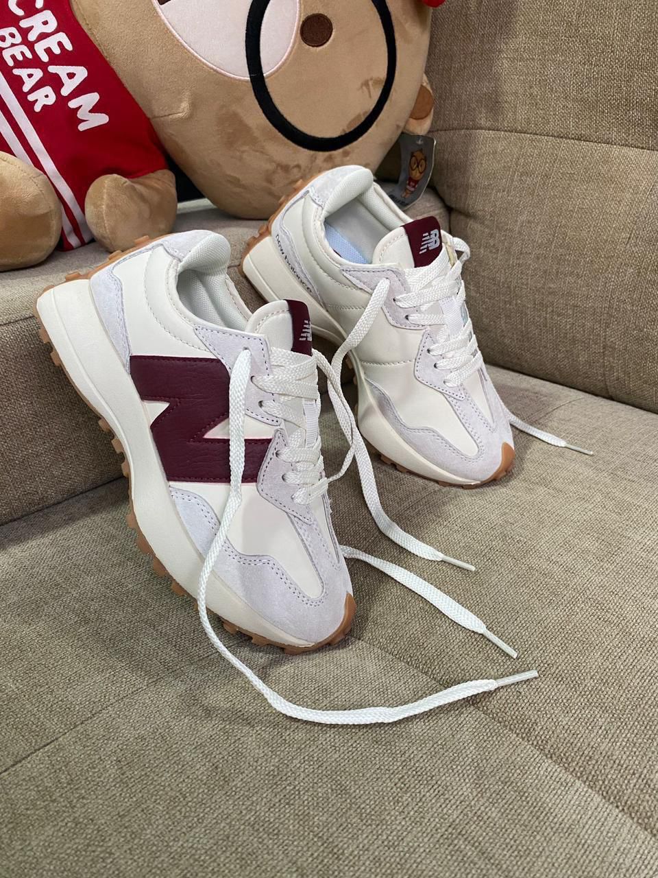 NEW BALANCE 327 BLANCO/VINOTINTO