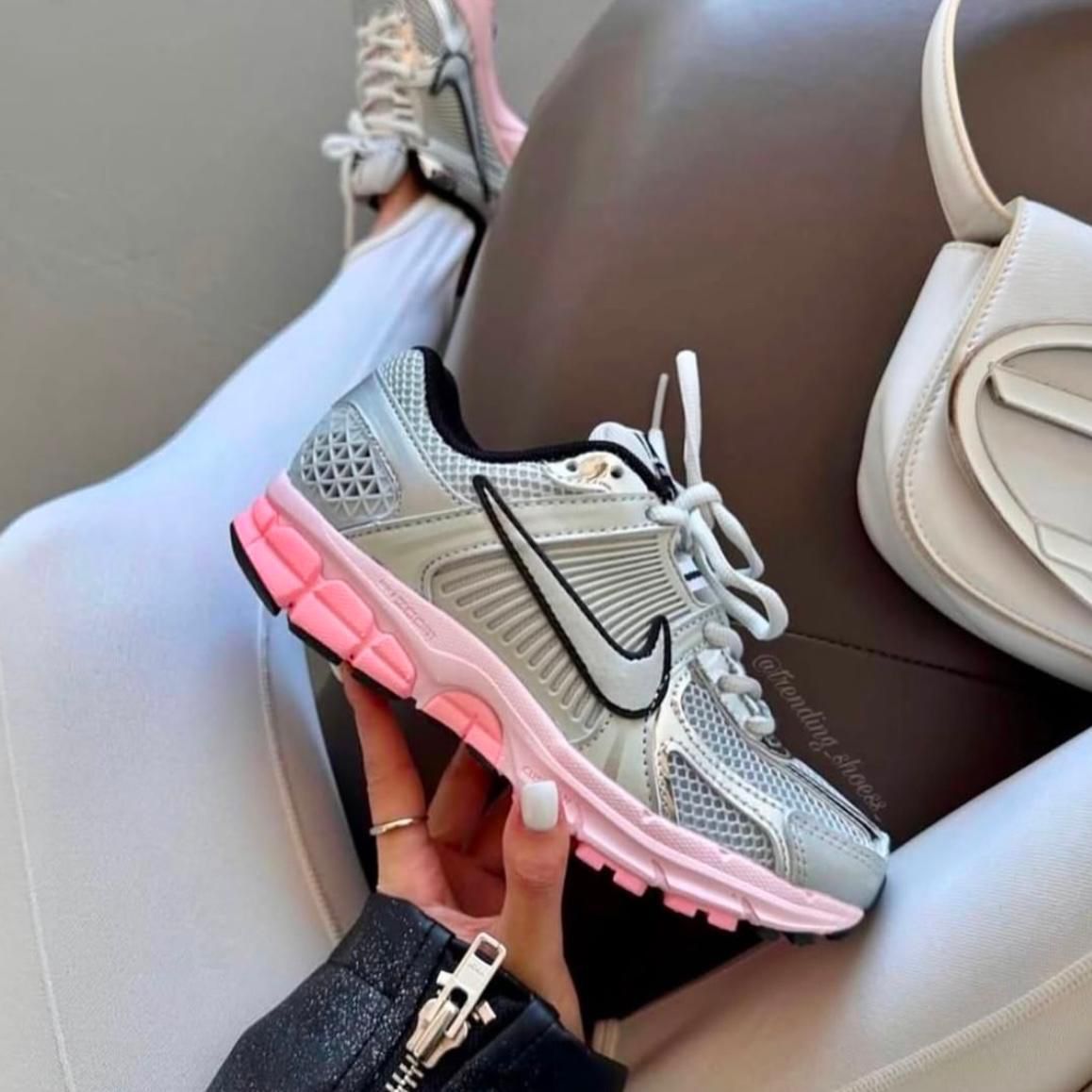 NIKE ZOOM VOMERO 5 PLATEADO/ROSADO