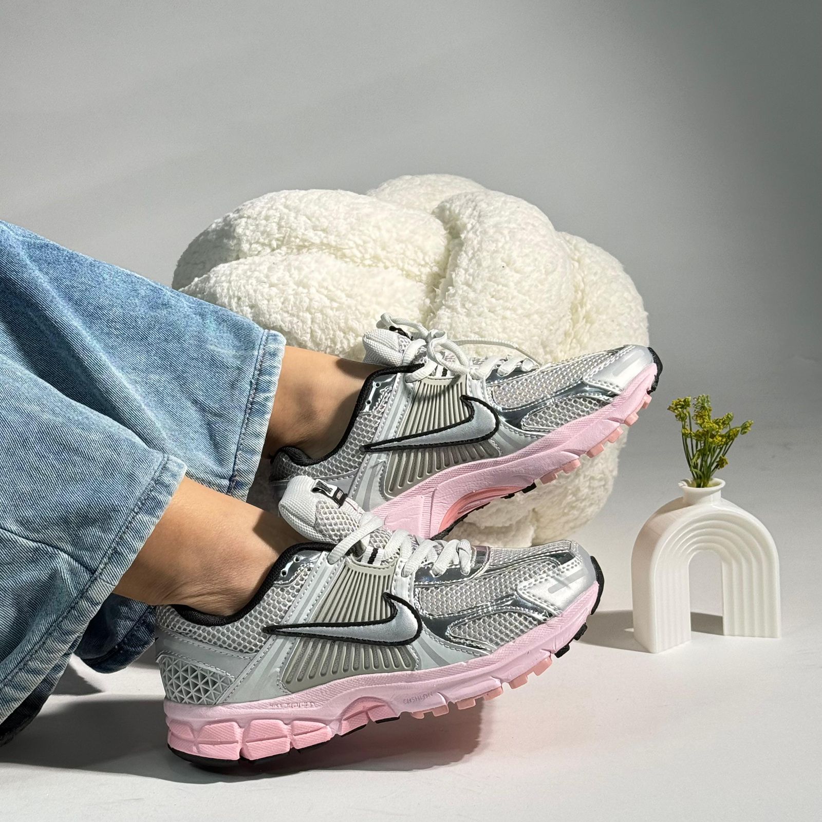 NIKE ZOOM VOMERO 5 PLATEADO/ROSADO