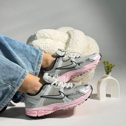NIKE ZOOM VOMERO 5 PLATEADO/ROSADO
