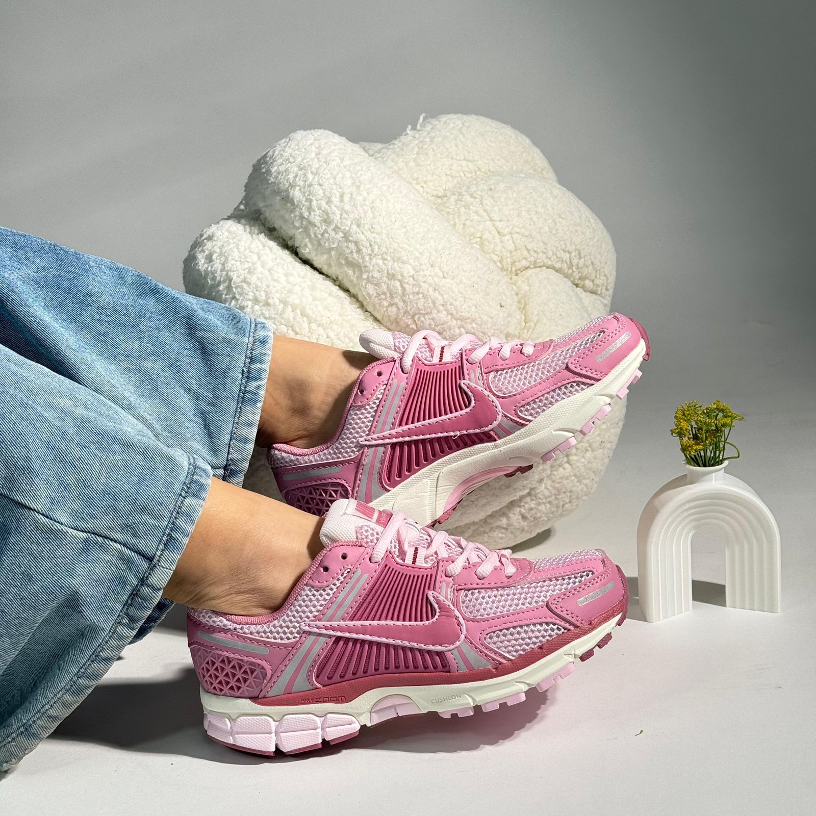 NIKE ZOOM VOMERO 5 ROSADO