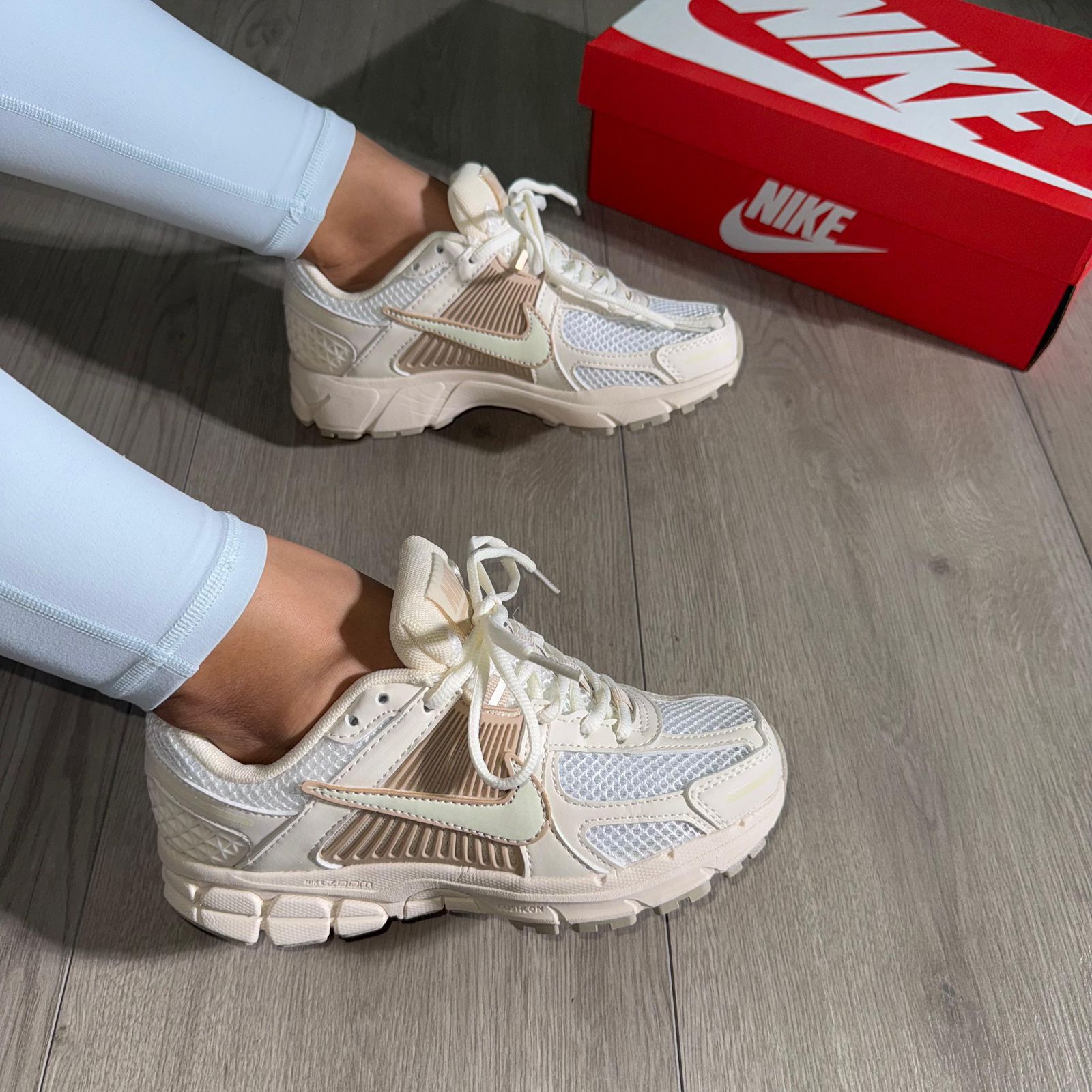 NIKE ZOOM VOMERO 5 BLANCO/BEIGE