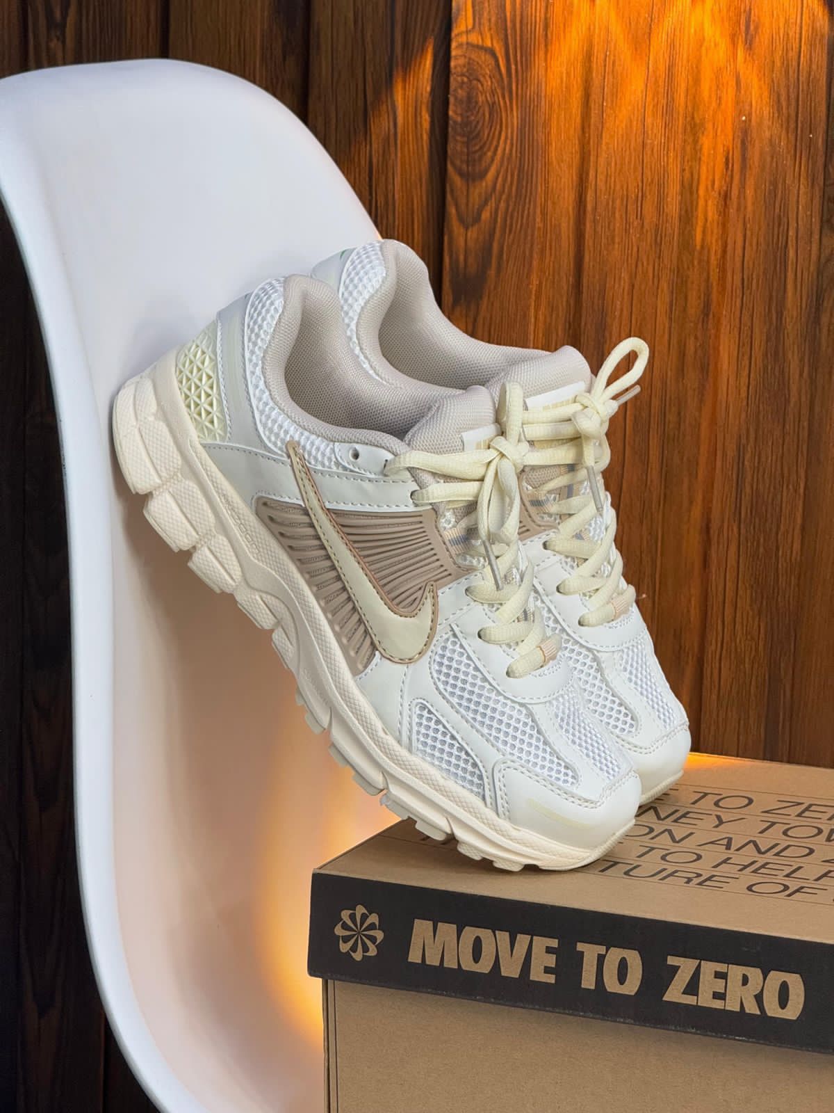 NIKE ZOOM VOMERO 5 BLANCO/BEIGE