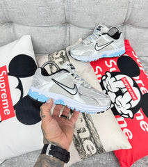 NIKE ZOOM VOMERO 5 PLATEADO/AZUL