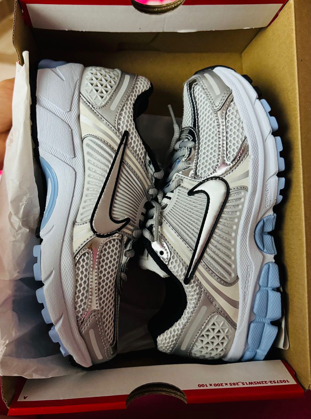 NIKE ZOOM VOMERO 5 PLATEADO/AZUL