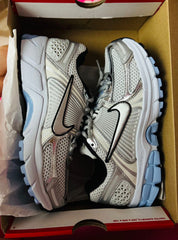NIKE ZOOM VOMERO 5 PLATEADO/AZUL