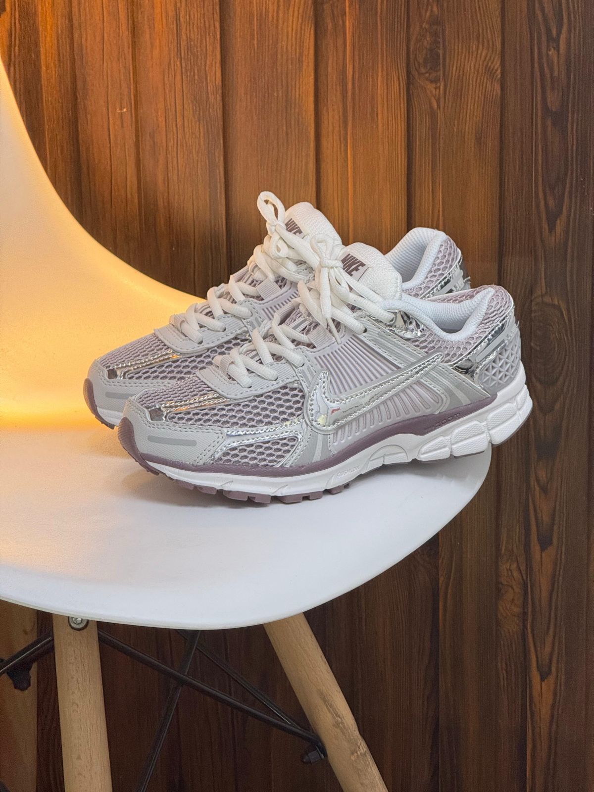 NIKE ZOOM VOMERO 5 BLANCO/PLATEADO/LILA
