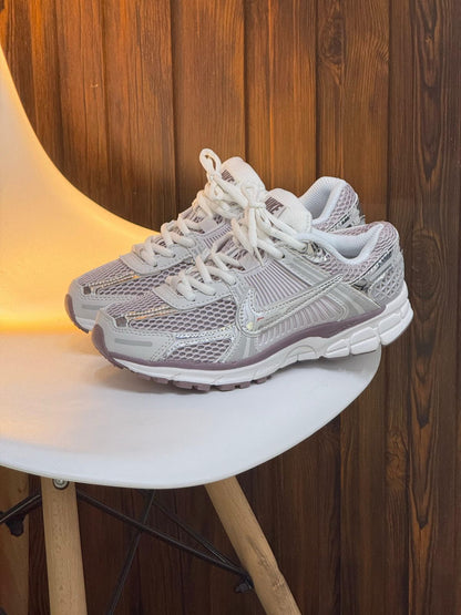 NIKE ZOOM VOMERO 5 BLANCO/PLATEADO/LILA