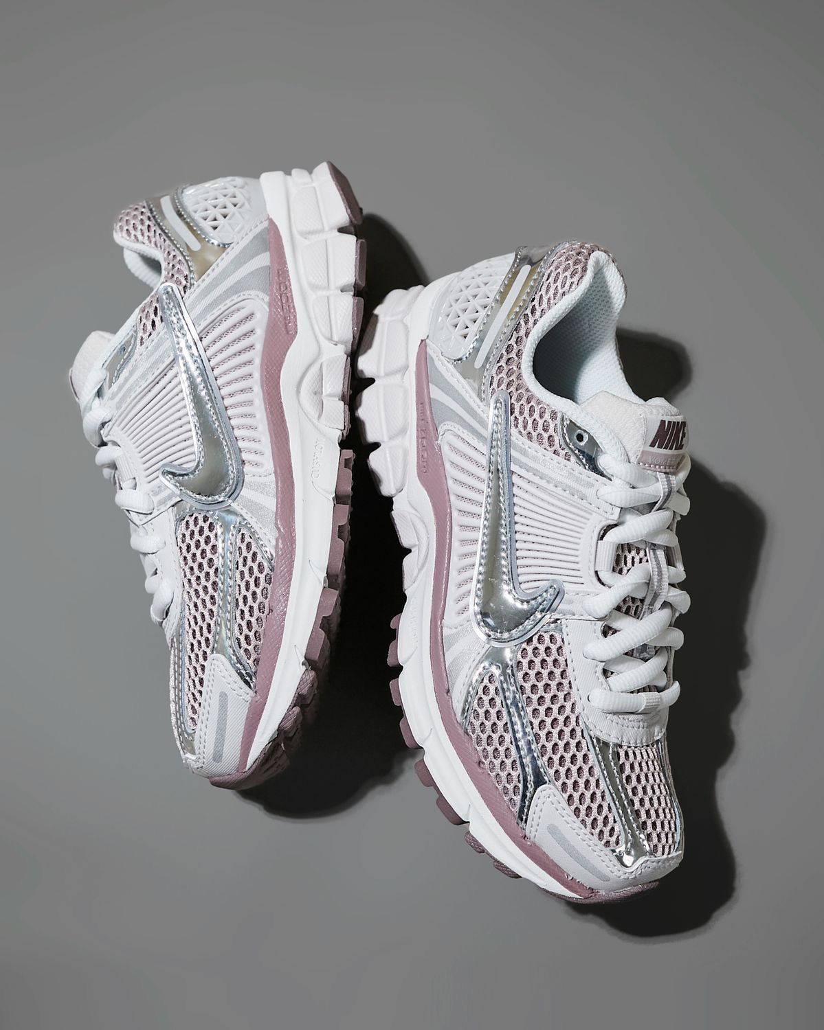 NIKE ZOOM VOMERO 5 BLANCO/PLATEADO/LILA