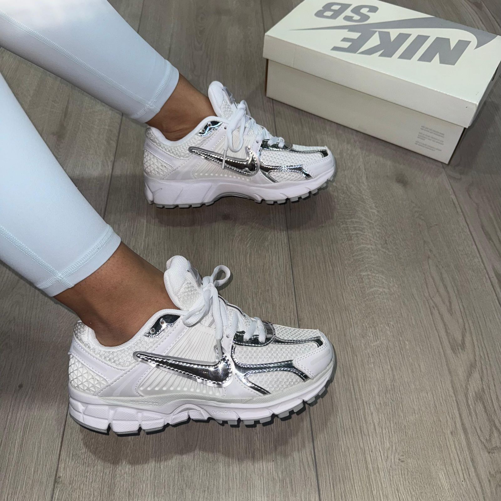 NIKE ZOOM VOMERO 5 BLANCO / PLATEADO