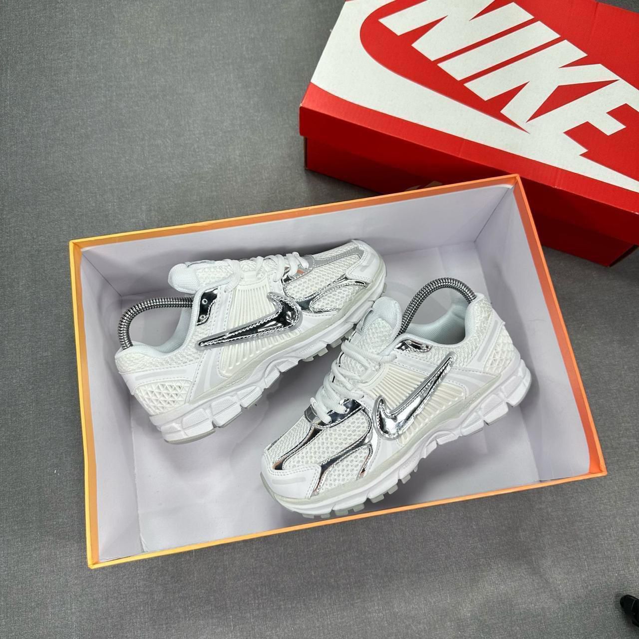 NIKE ZOOM VOMERO 5 BLANCO / PLATEADO