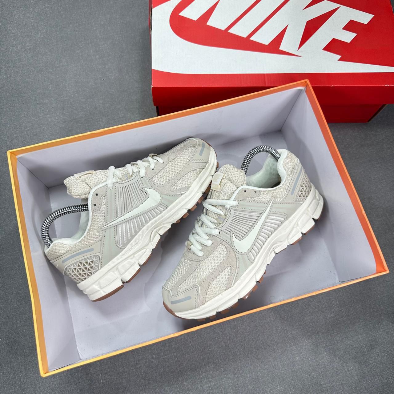 NIKE ZOOM VOMERO MADERA MINERAL / MARRON