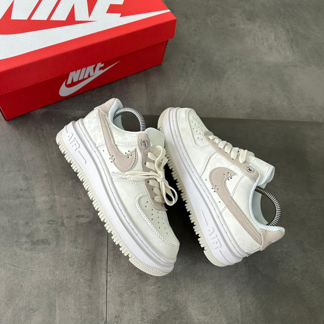 NIKE AF1 AIR FORCE 1 ONE LUXE