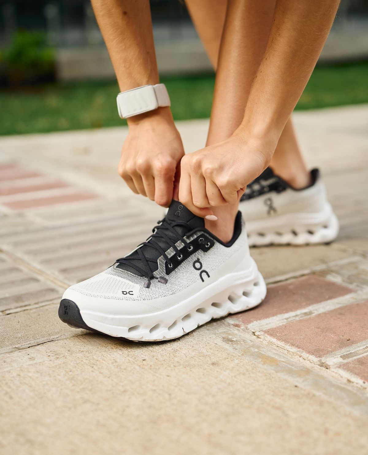 ON CLOUD RUNNING BLACK / IVORY