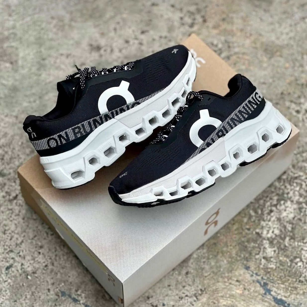 ON RUNNING CLOUDTEC NEGRO/BLANCO