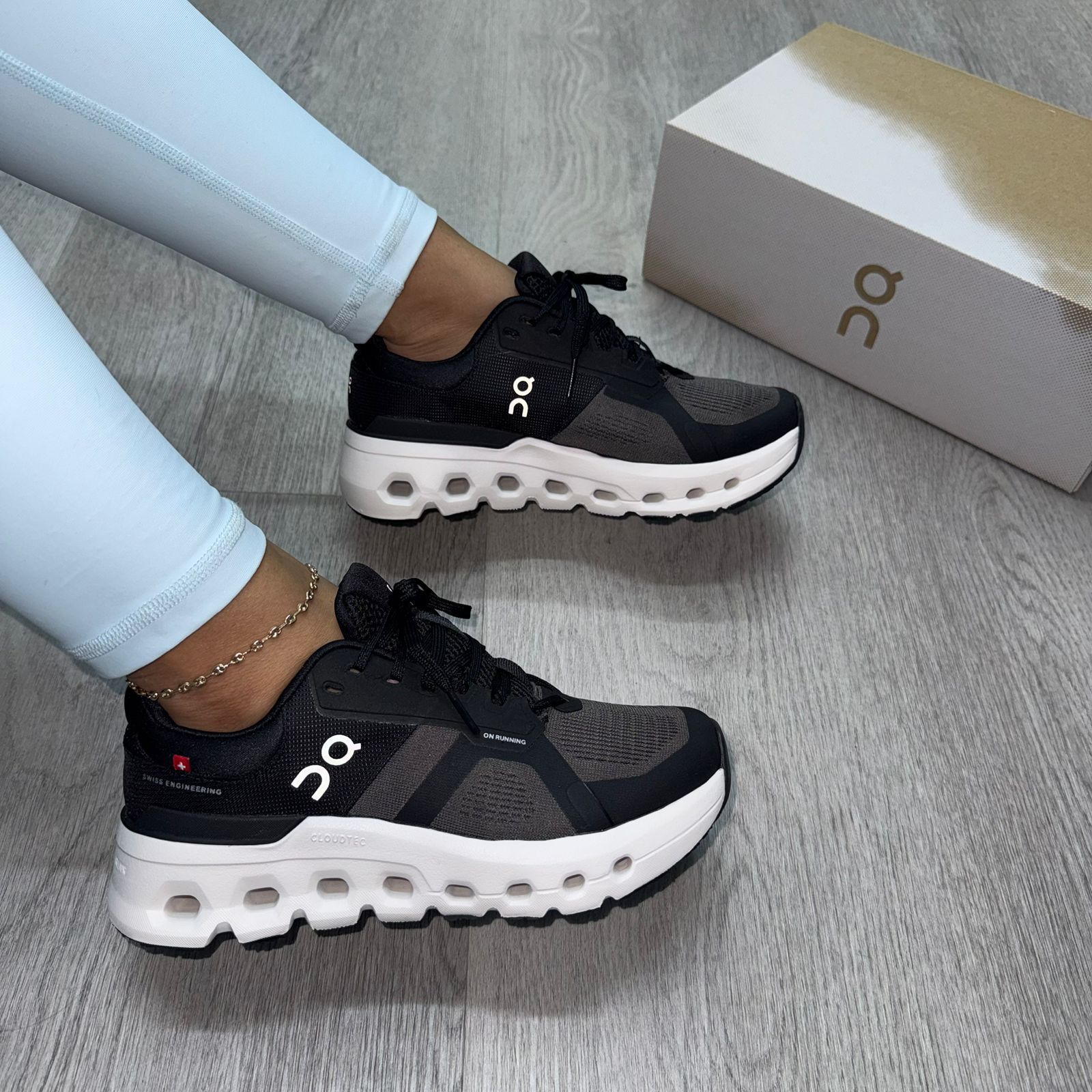 ON RUNNING CLOUDRUNNER 2 NEGRO BLANCO