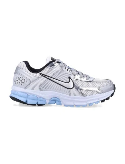 NIKE ZOOM VOMERO 5 PLATEADO/AZUL