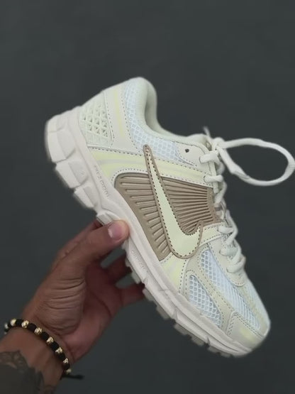 NIKE ZOOM VOMERO 5 BLANCO/BEIGE